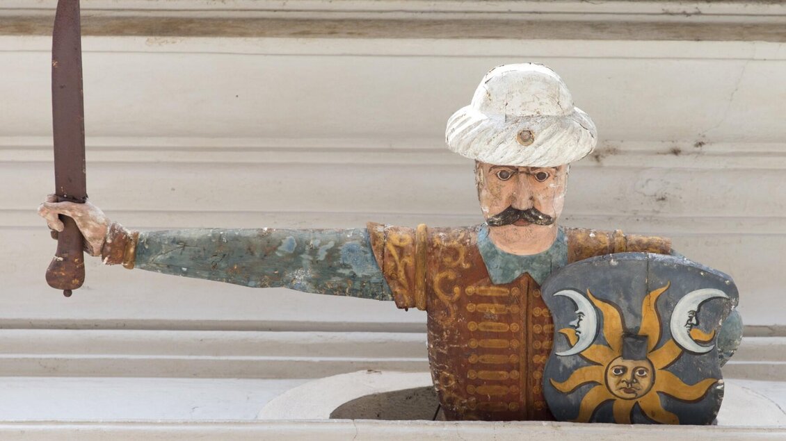 Bemalte Holzfigur mit Schild und Säbel in der Sporgasse des Palais Saurau in Graz. | © Graz Tourismus-Harry Schiffer