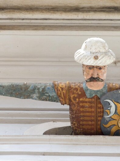 Bemalte Holzfigur mit Schild und Säbel in der Sporgasse des Palais Saurau in Graz. | © Graz Tourismus-Harry Schiffer