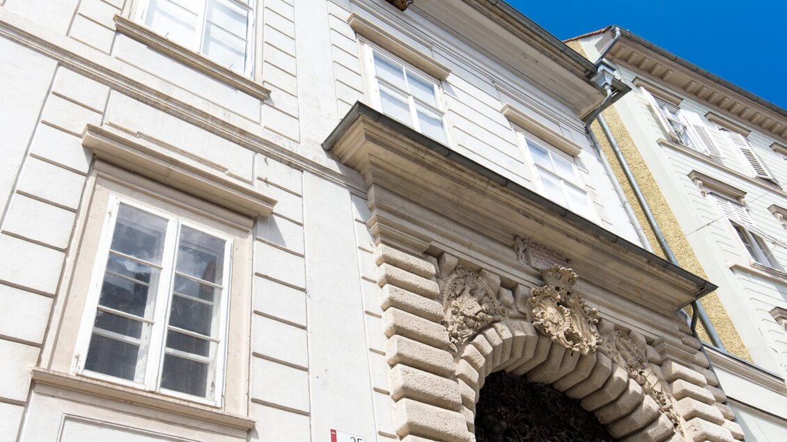 Historisches Portal mit Wappen am Palais Saurau in der Sporgasse in Graz. | © Graz Tourismus-Harry Schiffer