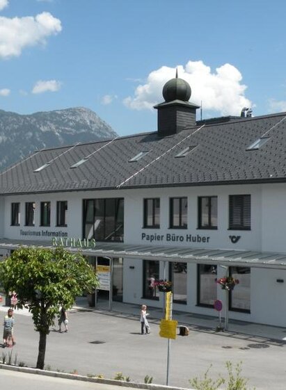 Rathaus mit Tourismusbüro und Papierfachgeschäft H | © Marktgemeinde Haus