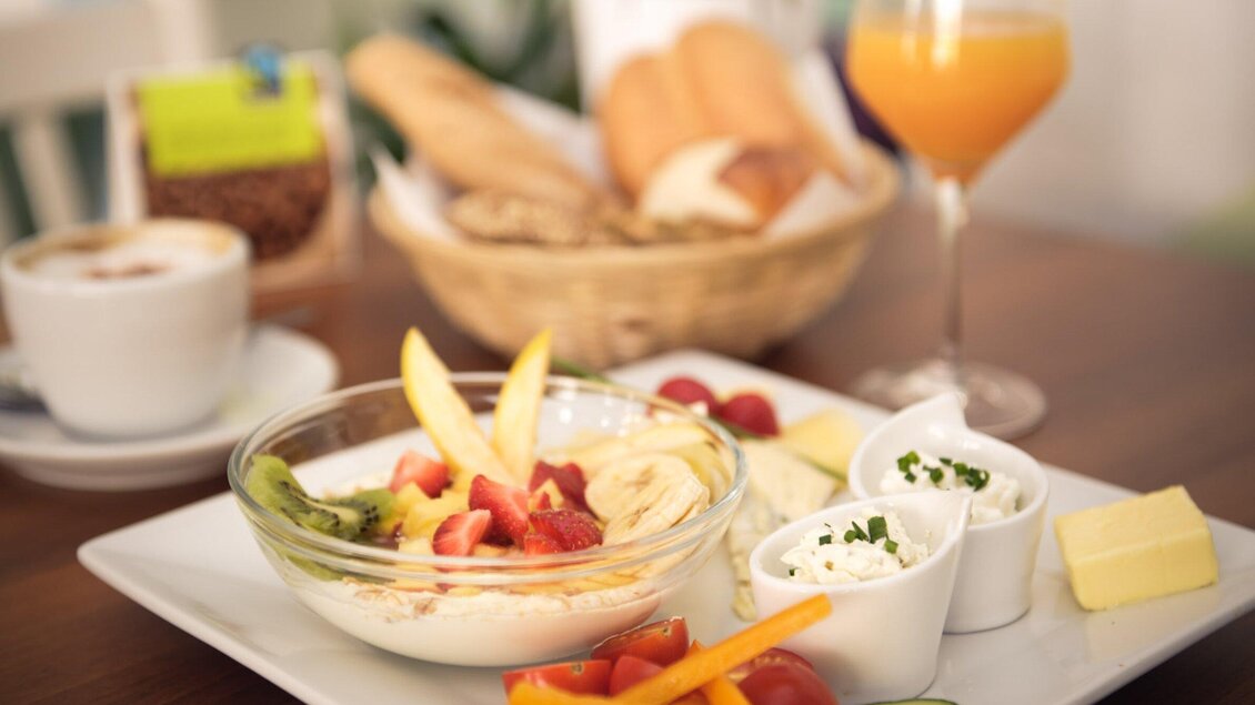 Ein leckeres Frühstück mit frischem Obst, Joghurt und Brötchen. Dazu gibt es Kaffee und frisch gepressten Orangensaft. | © Parks - Martin Pabis & Martina Rötzer