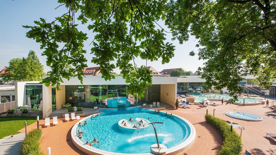 Ein einladender Poolbereich mit einem runden Becken und Liegen. Umgeben von grünem Rasen und Bäumen, bietet die Anlage eine entspannte Atmosphäre. | © Harald Eisenberger