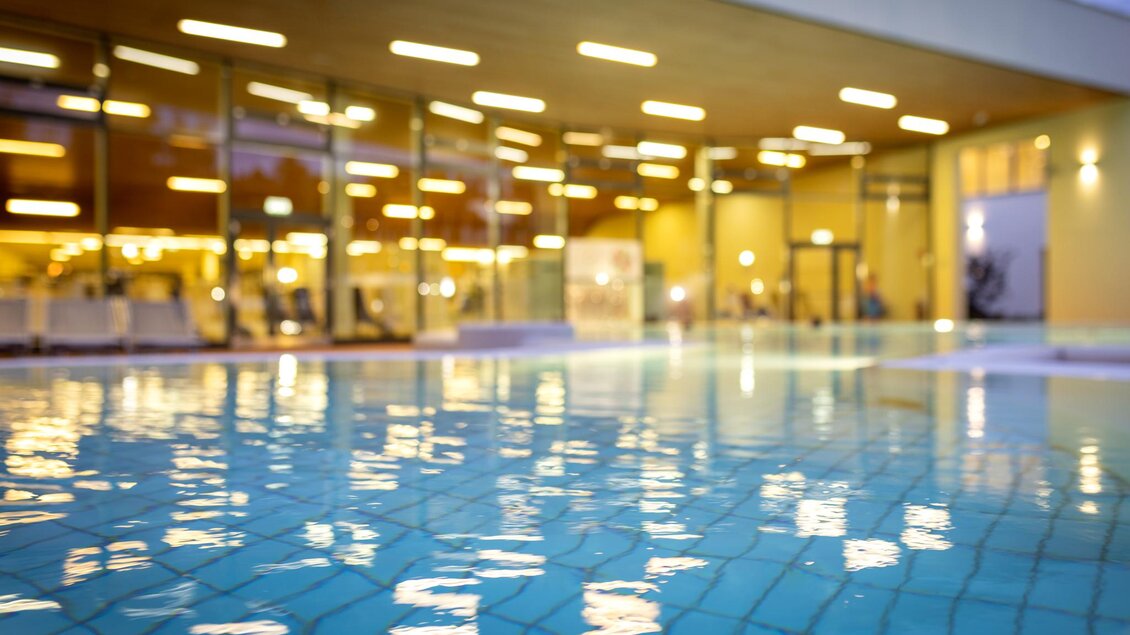 Ein Innenpool mit klarem, blauem Wasser. Die Umgebung ist hell erleuchtet und vermittelt eine entspannte Atmosphäre. | © Parktherme Bad Radkersburg