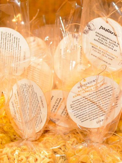 A variety of packaged pasta in transparent bags. Each bag contains a description of the product. | © Pastaria