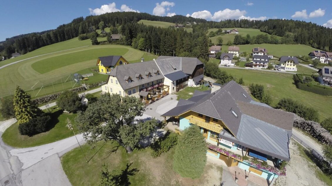 zu sehen ist das Pension Kindergästehaus Geier, Pizzeria und Tanzlokal Karibik. | © Gasthof Geier
