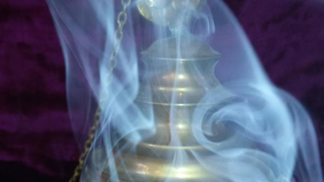 Ein goldfarbener Weihrauchbehälter mit Rauch, der aus ihm aufsteigt. Der Hintergrund ist dunkel und verleiht dem Bild eine mystische Atmosphäre. | © Pfarrer Brandstätter