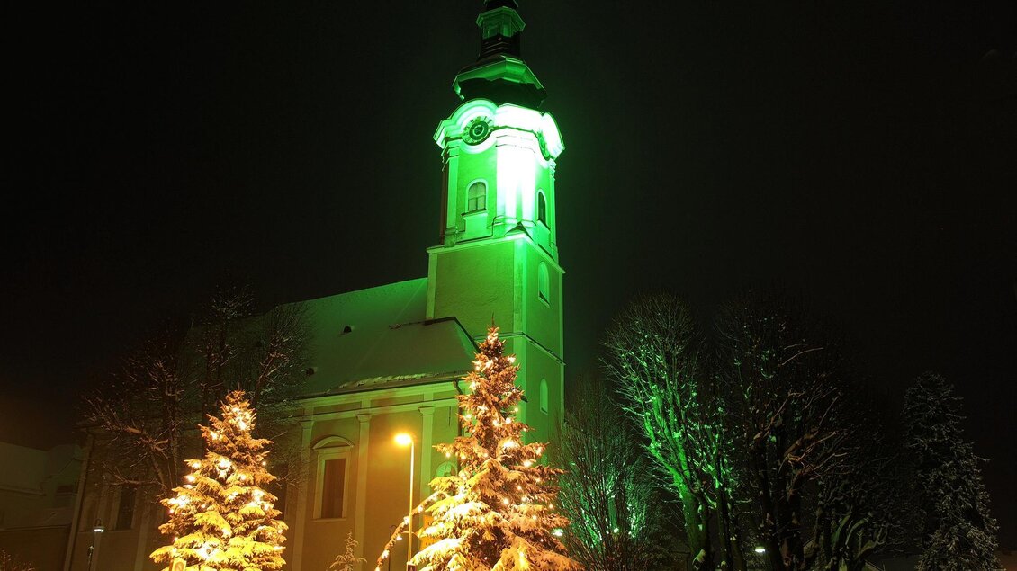 <p><p>Beleuchtete Pfarrkirche Gnas im Advent</p></p> | © Marktgemeine Gnas