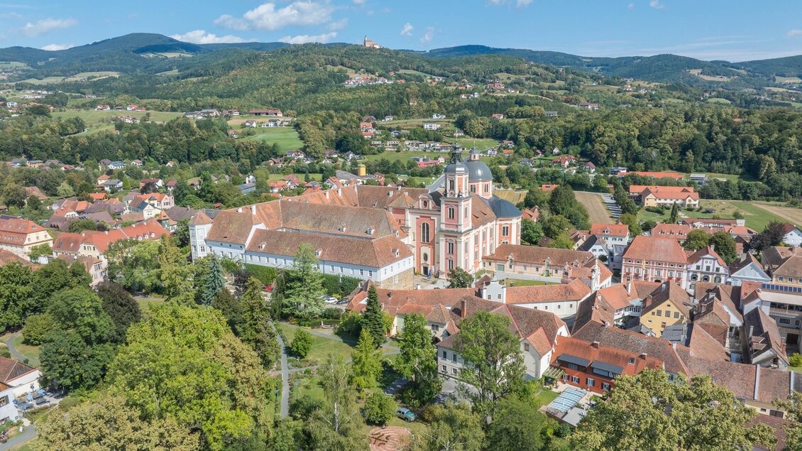Pöllau_Luftaufnahme Schloss Pöllau_Oststeiermark | © Helmut Schweighofer