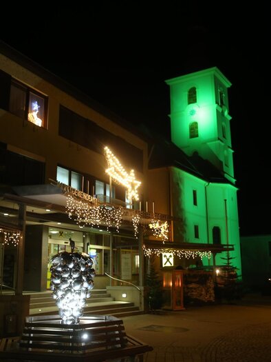Die Pfarrkirche ist im Advent grün beleuchtet | © Zur Verfügung gestellt von der Marktgemeinde St. Peter/O.