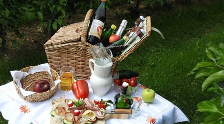 Picnic_filled picnic basket_Eastern Styria | © Apfelhof Buchgraber | © Apfelhof Buchgraber