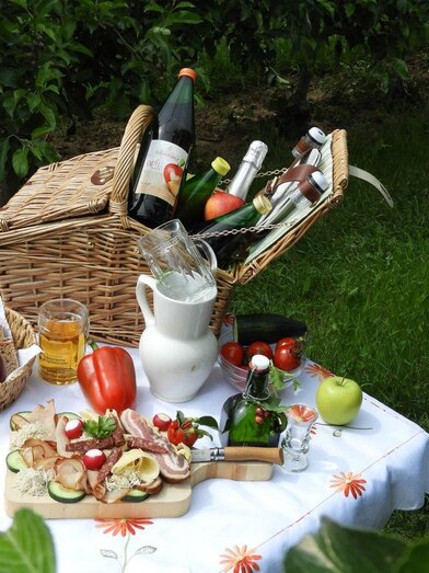 Picknick_gefüllter Picknickkorb_Oststeiermark | © Apfelhof Buchgraber
