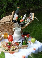 Picnic_filled picnic basket_Eastern Styria | © Apfelhof Buchgraber | © Apfelhof Buchgraber