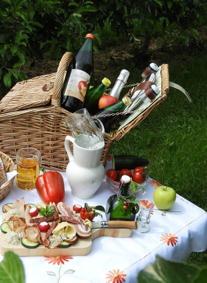Picnic_filled picnic basket_Eastern Styria | © Apfelhof Buchgraber