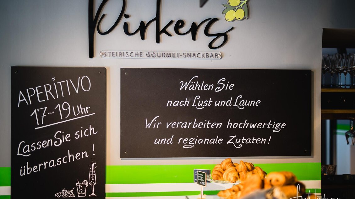 Eine stilvolle Snackbar mit dem Namen "Pirker's". Die Tafeln informieren über Aperitif-Zeiten und regionale Zutaten. | © www.mariazell.blog / Fred Lindmoser