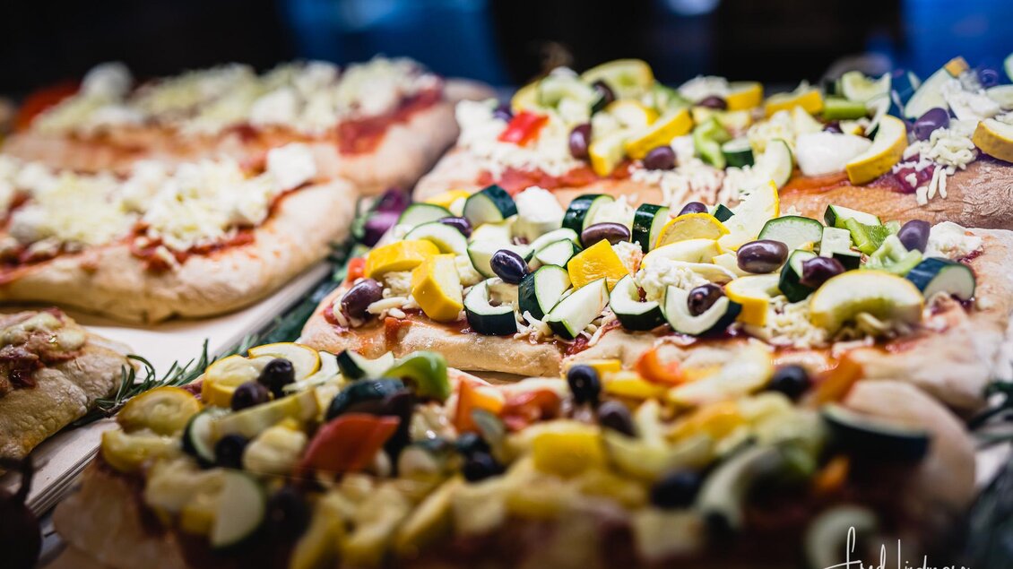 Eine Auswahl an bunten Pizzen mit frischem Gemüse und Käse. Die Pizzen sind appetitlich und einladend angerichtet. | © www.mariazell.blog / Fred Lindmoser