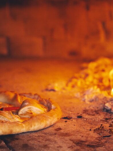 Pizza im Pizzaofen | © Adobe Stock_Pizzeria.jpeg