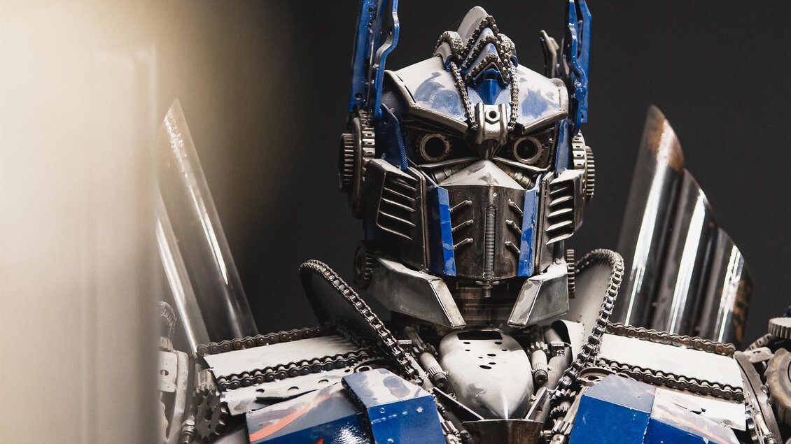 Ein detaillierter Roboter mit blauen und silbernen Farben. Er hat eine beeindruckende, futuristische Erscheinung. | © Playworld Spielberg