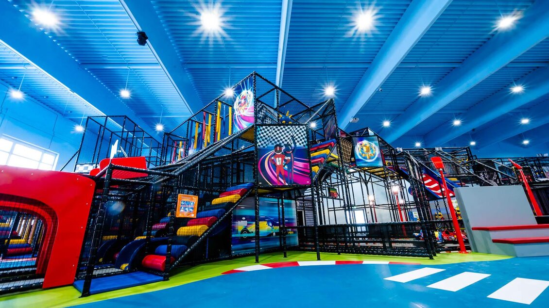 Ein großer Indoor-Spielplatz mit Rutschen und Klettergerüsten. Bunte Strukturen und viel Platz zum Spielen. | © Playworld Spielberg