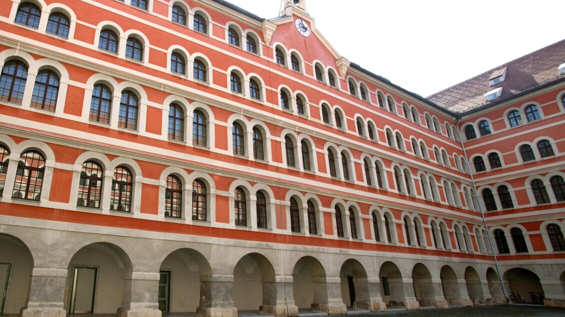 Blick in den symmetrischen Innenhof des Priesterseminars in Graz mit Arkadengängen. | © Graz Tourismus-Harry Schiffer