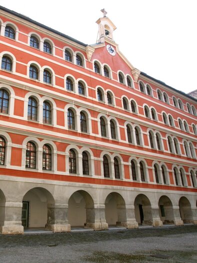 Blick in den symmetrischen Innenhof des Priesterseminars in Graz mit Arkadengängen. | © Graz Tourismus-Harry Schiffer