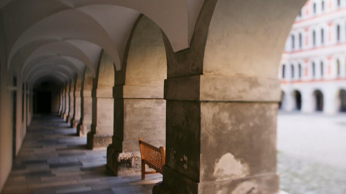 Blick durch den Gewölbegang mit Arkaden im Innenhof des Priesterseminars Graz | © Graz Tourismus-Harry Schiffer