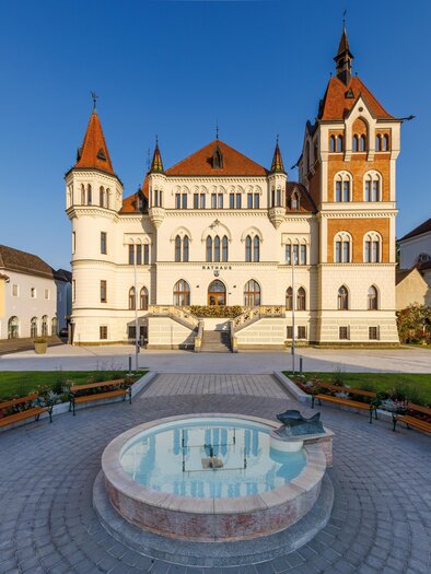 Ein wunderschönes historisches Gebäude mit Türmen und einem gepflegten Garten. Im Vordergrund befindet sich ein runder Brunnen. | © Linsham Fotografie | Günter Linsham