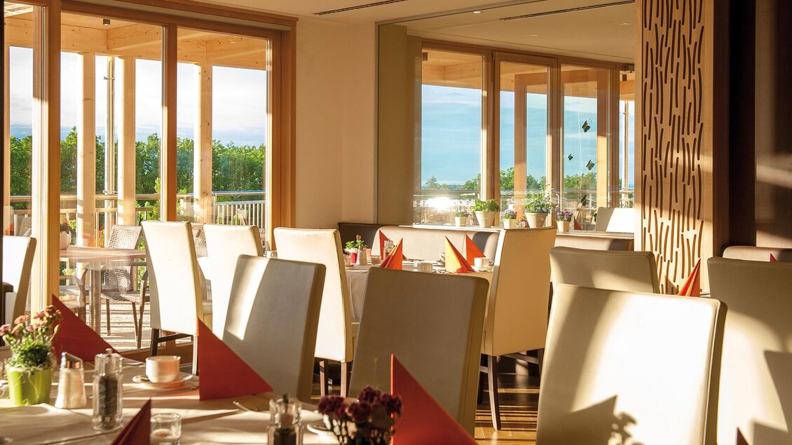 Zu sehen ist das sonnige Restaurant im Hotel Retter. 