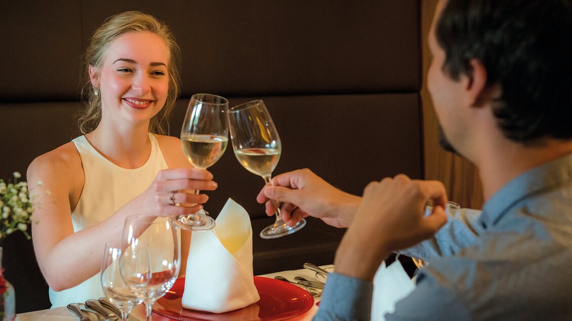 Man sieht ein Pärchen mit Wein anstoßen.  | © Retter Bio-Natur-Resort