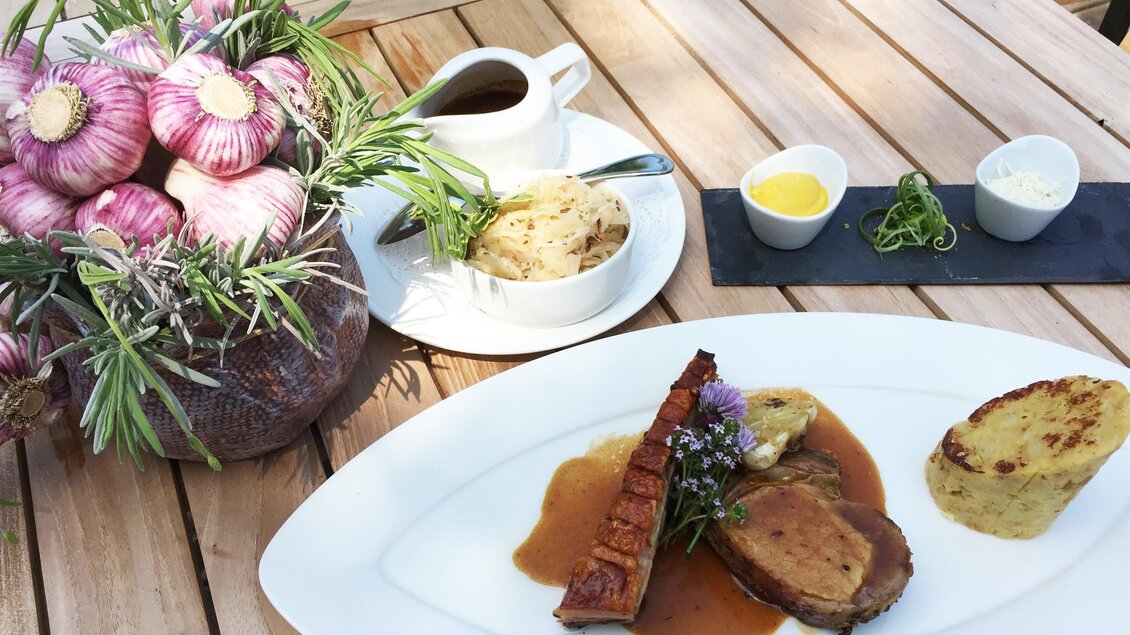 Zu sehen ist ein Schweinsbraten vom BIO- Restaurant Retter.  | © Retter Bio-Natur-Resort