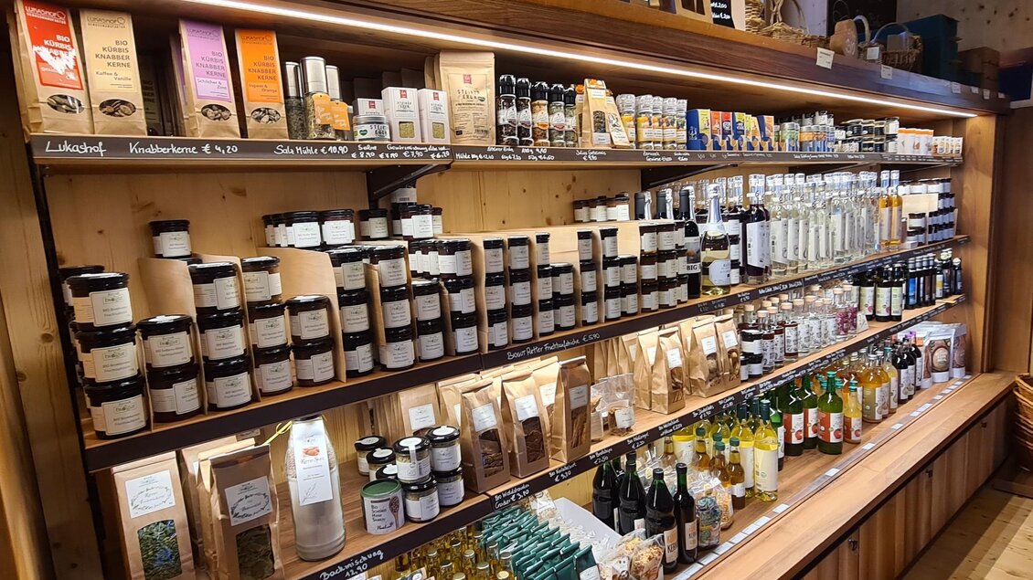 Ein gut sortierter Laden mit verschiedenen Lebensmitteln auf Regalen. Es gibt Glasbehälter, Flaschen und Tüten mit Produkten. | © Tourismusverband Oststeiermark