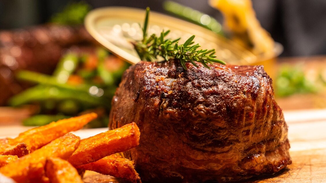  Gegrilltes Steak mit Rosmarin, Süßkartoffel-Pommes und Gemüse. | © ROX
