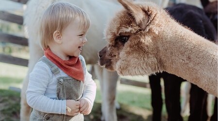 Reich Quellengut_child with alpaca_Eastern Styria | © Hadas Natural Photography | © Hadas Natural Photography