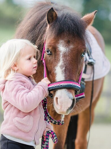 Reitstall Mandl_Kind mit Pferd_Oststeiermark | © Elisabeth Mandl | © Elisabeth Mandl