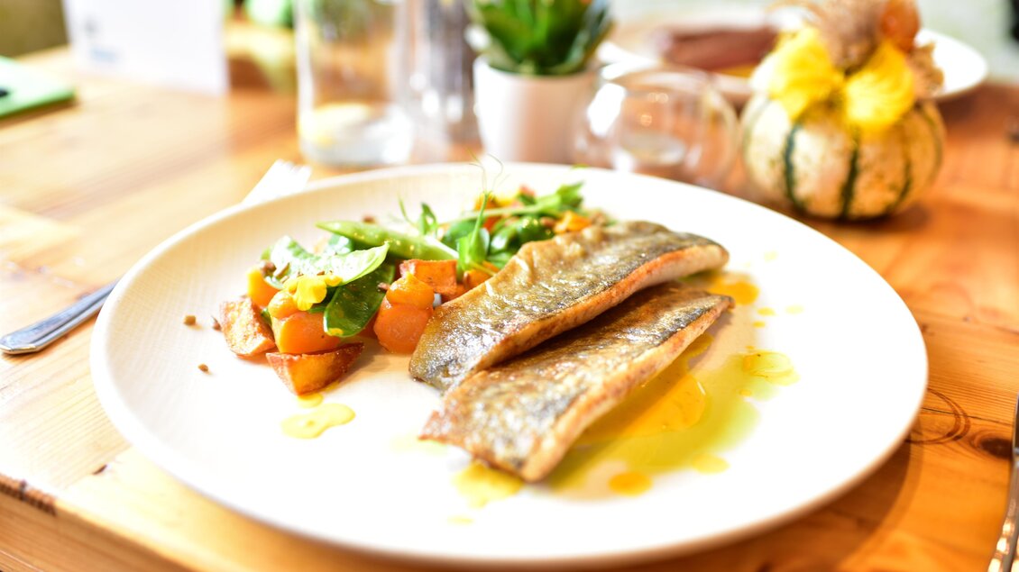 Ein appetitliches Gericht mit gegrilltem Fisch und frischem Gemüse. Die Präsentation ist einfach und einladend. | © Erlebnisregion Murtal