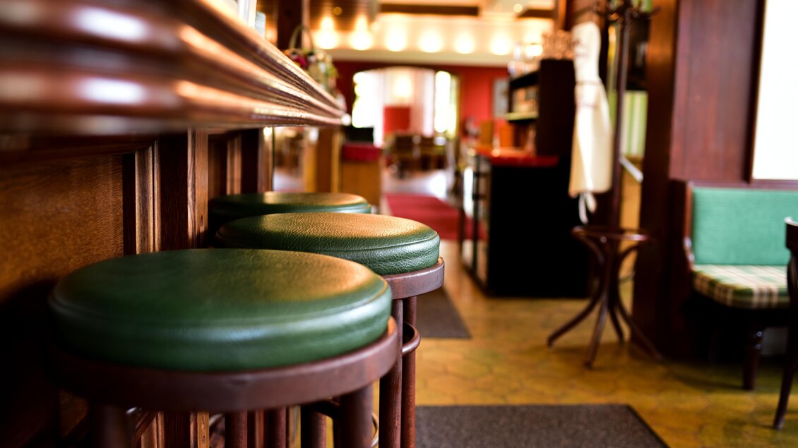 Eine gemütliche Bar mit hohen Hockern und warmem Holzinterieur. Der Blick zeigt einen einladenden Raum mit weichen Beleuchtungselementen. | © Erlebnisregion Murtal