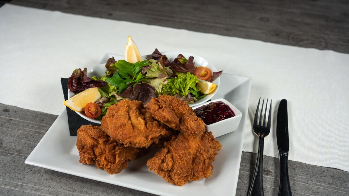 Steirisches Backhendl (c) VIJO Content Production | © Tourismusverband Oststeiermark