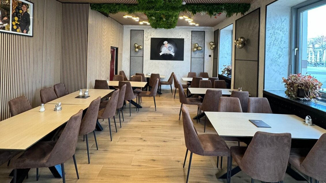  Innenansicht des Demiri Café-Restaurants mit modernen Möbeln und schöner Beleuchtung. | © Demiri