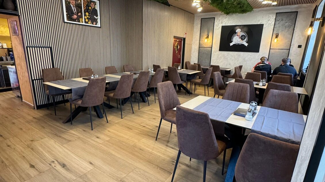 Innenansicht des Demiri Café-Restaurants mit modernen Möbeln und einer gemütlichen Atmosphäre. | © Demiri