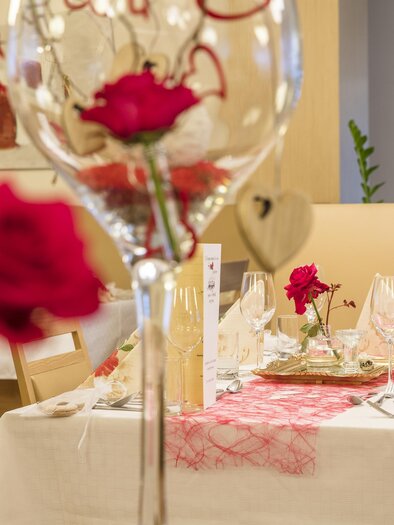 Eingedeckter Tisch für Feierlichkeit | © hg