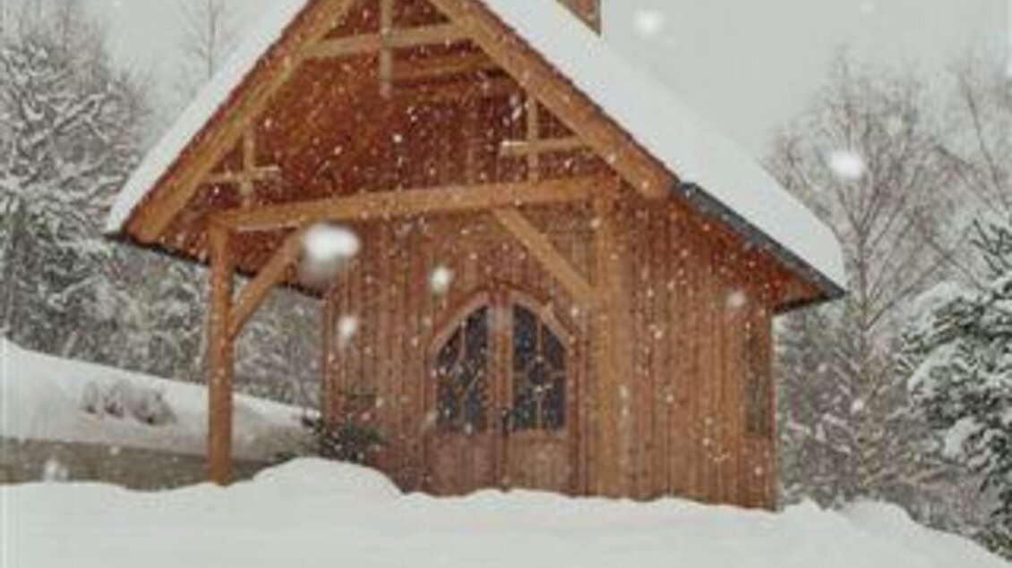 Man sieht die Waldhofkapelle beim Hotel Muhr. | © Hotel Muhr