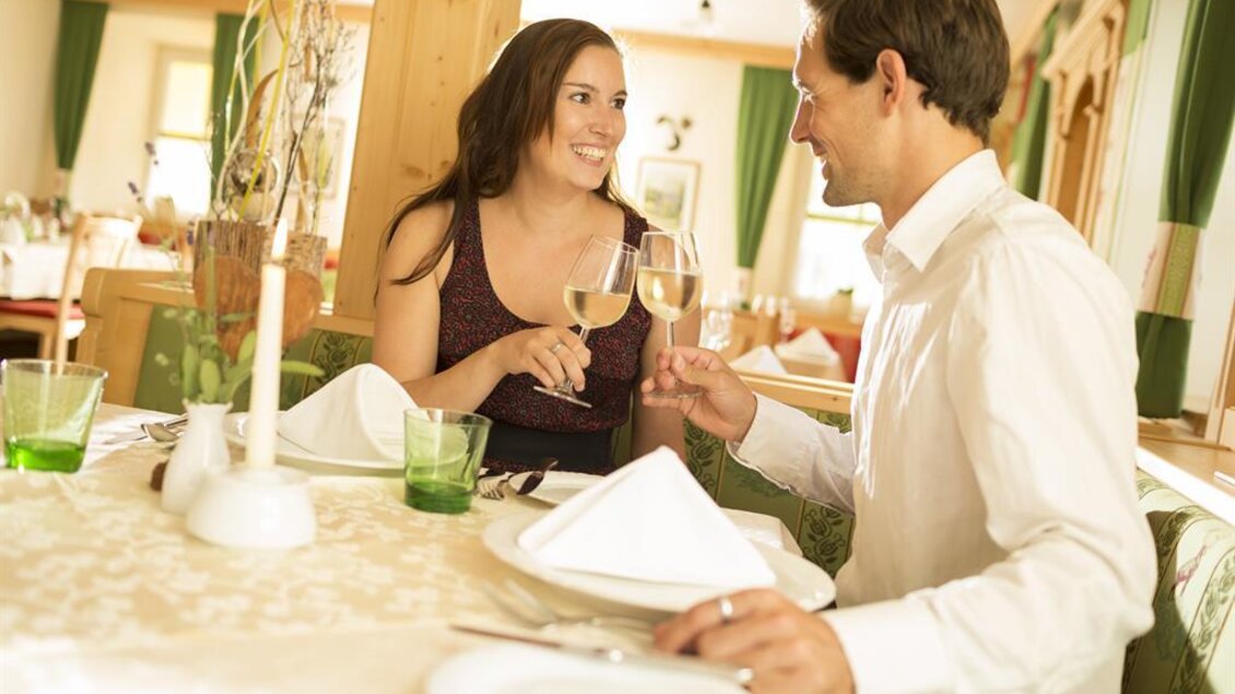 Zu sehen ist ein Pärchen beim Wein Dinner im Restaurant Hotel Muhr.  | © Karl Schrotter