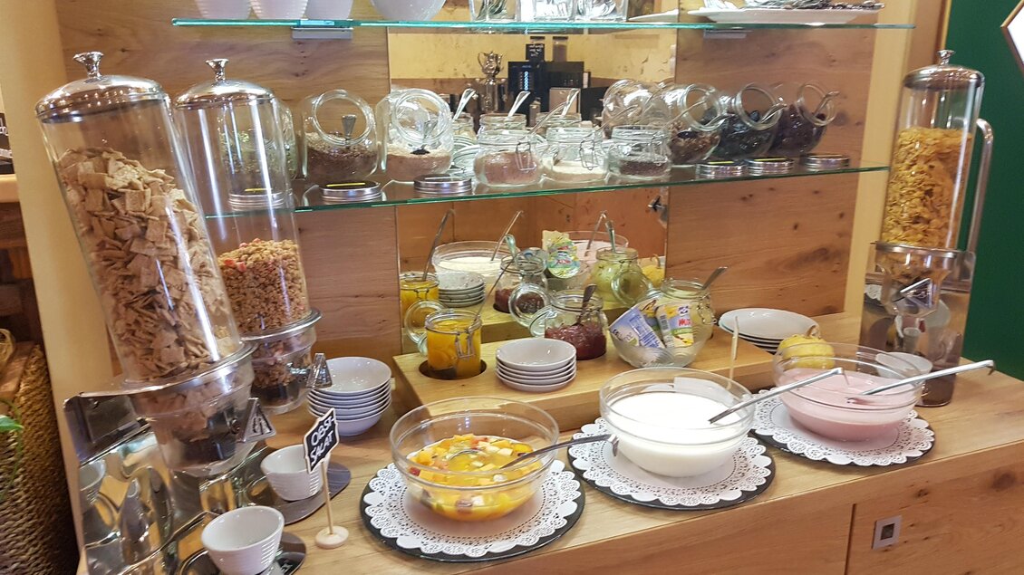 Zu sehen ist die Müslibar beim Früshstücksbuffet im Restuarant Hotel Muhr. | © Tourismusverband Oststeiermark