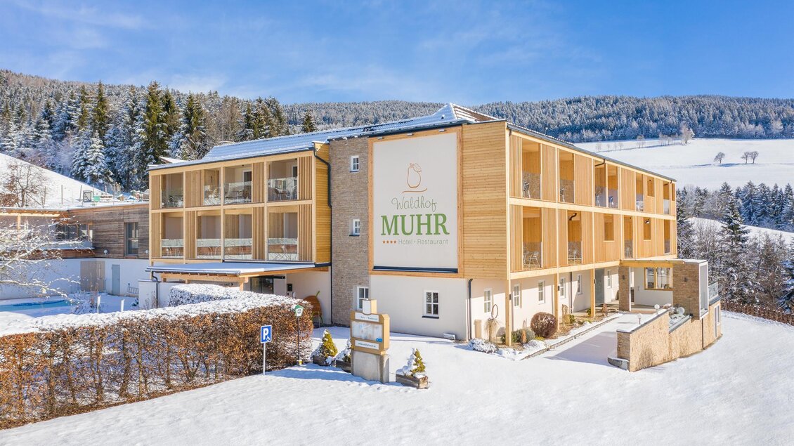Man sieht die Außenansicht im Winter vom Hotel Muhr.  | © Restaurant Hotel Muhr