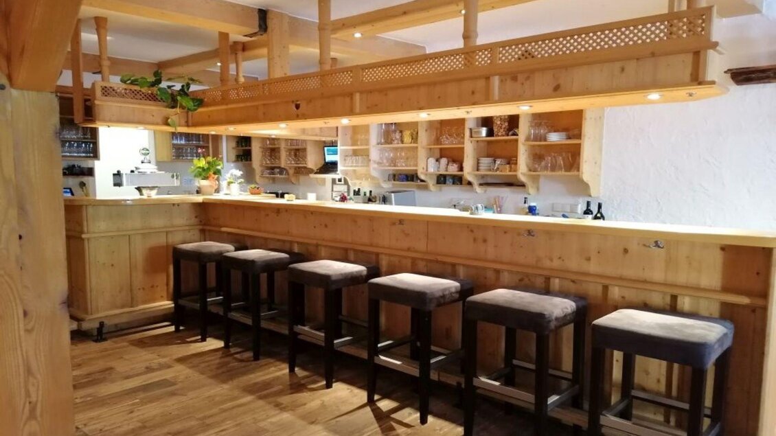 Eine gemütliche Bar mit Holzinterieur und hohen Stühlen. Der Raum ist hell und freundlich, ideal für entspannte Treffen. | © Bernd Lichtenauer