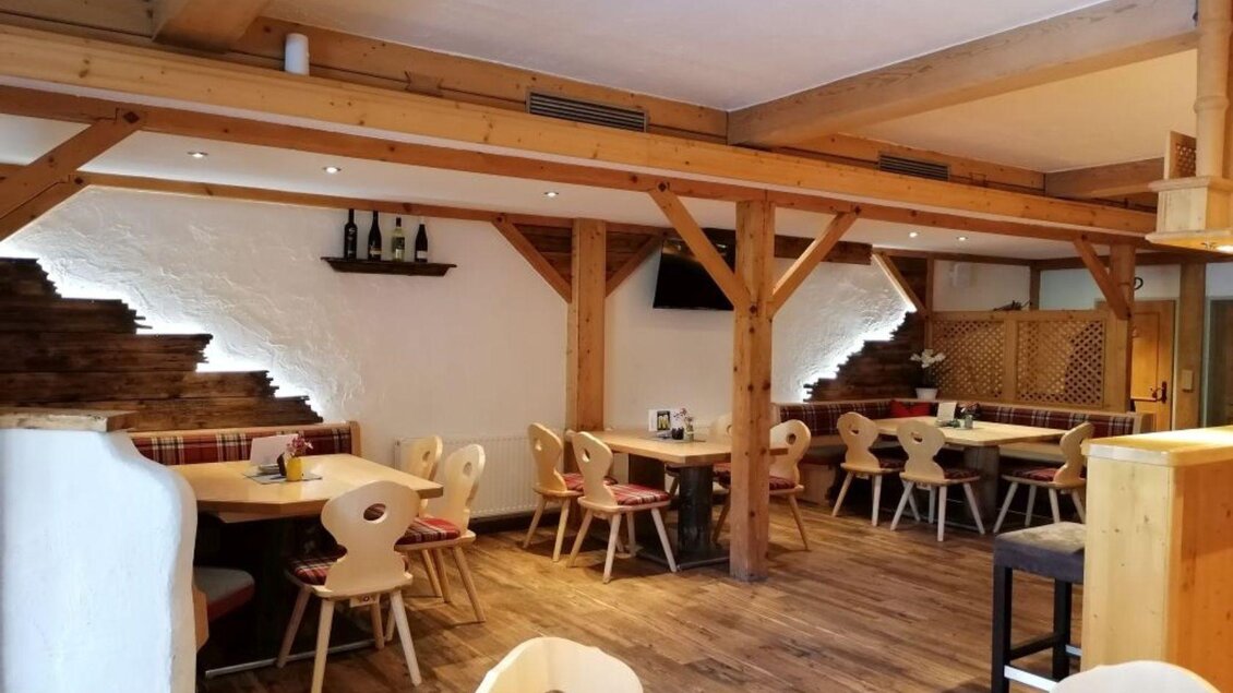 Ein gemütliches Restaurant mit Holzdekor und Tischen. Die Wände sind hell gestrichen und es gibt gemütliche Sitzecken. | © Bernd Lichtenauer