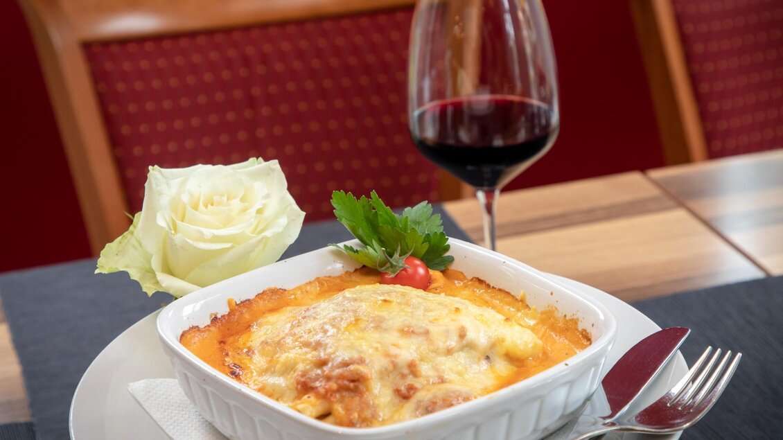 Auflauf mit Käsekruste und Rotwein in der Pizzeria Cuuk in Gratwein serviert | © TV Region Graz - Lunghammer