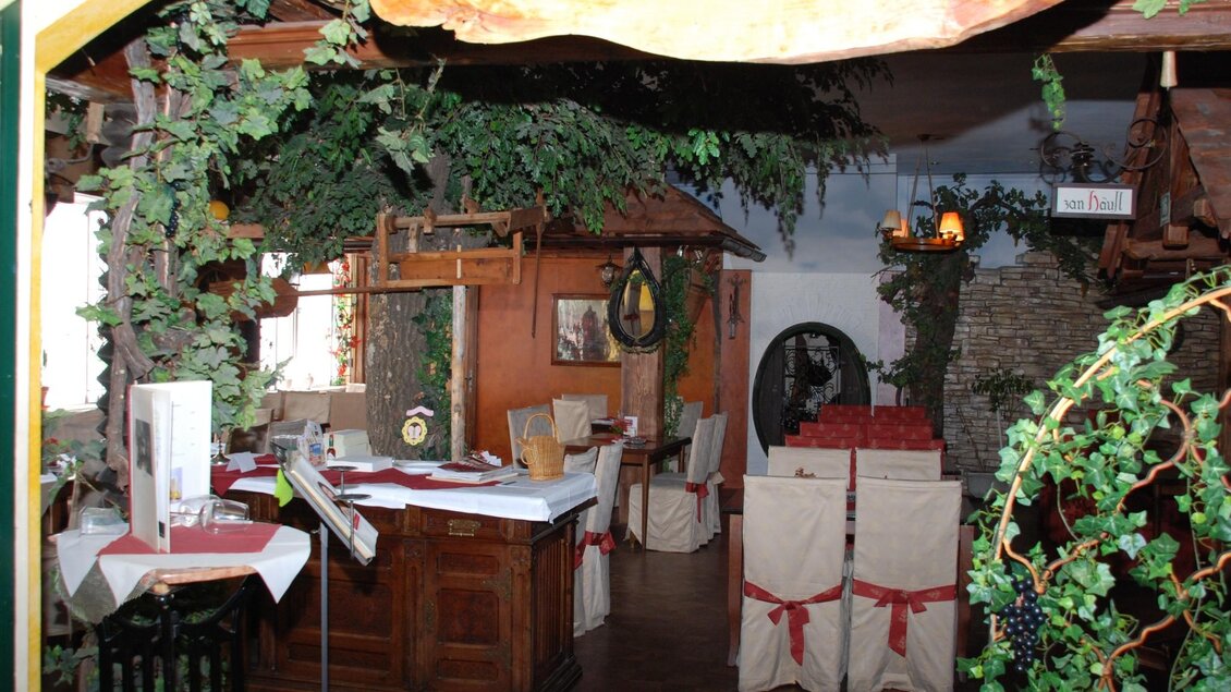 Ein gemütliches Restaurant mit rustikaler Einrichtung. Die Tische sind geschmückt und von Pflanzen umgeben. | © Rudolf