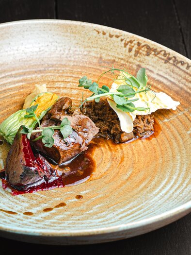 Auf dem Teller ist Fleisch mit Gemüse schön angerichtet.  | © Region Graz - Wolfgang Hummer