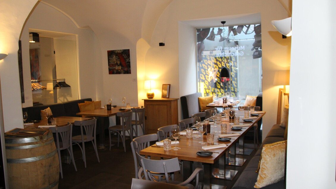 Ein gemütliches Restaurant mit Holzmöbeln und einem einladenden Ambiente. Der Raum ist hell erleuchtet und bietet Platz für mehrere Gäste. | © Schmidhofer im Palais