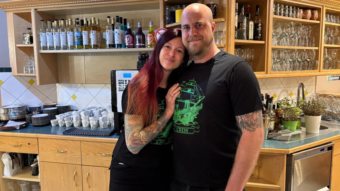 Die beiden Gastwirte des Restaurants Steiramich in den Stadtsälen Voitsberg vor der Bar mit Gläsern und Flaschen.  | © © Steiramichl